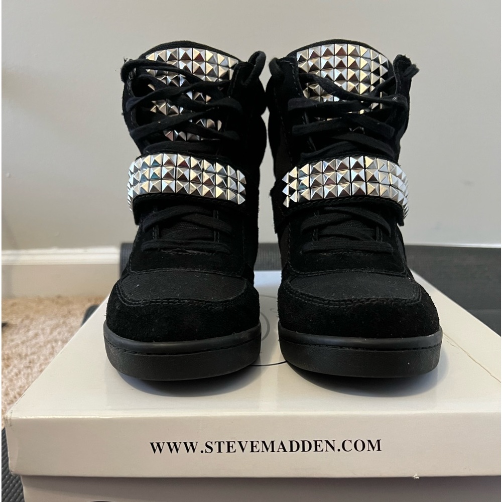 Steve Madden size 10 women sneaker shoe in black with silver studs